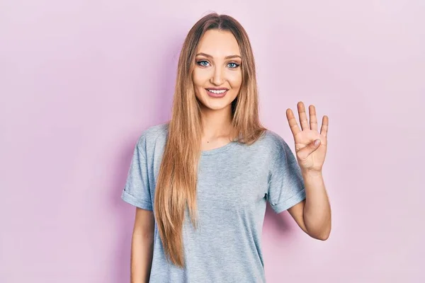 Junges Blondes Mädchen Trägt Lässiges Shirt Und Zeigt Mit Finger — Stockfoto