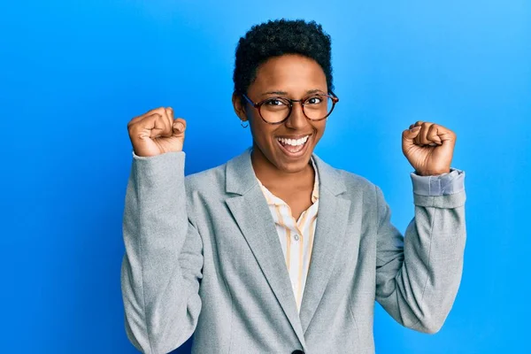 Fiatal Afro Amerikai Lány Visel Üzleti Kabát Szemüveg Sikoltozó Büszke — Stock Fotó
