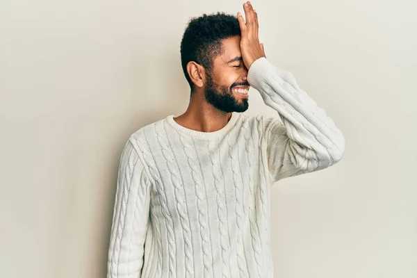 Knappe Spaanse Man Met Baard Die Een Casual Wintertrui Draagt — Stockfoto