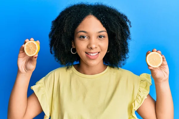 Giovane Ragazza Afroamericana Che Tiene Limone Sorridente Con Sorriso Felice — Foto Stock