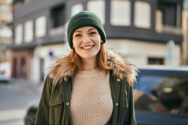 Jong Kaukasisch Meisje Glimlachen Gelukkig Staan Stad — Stockfoto