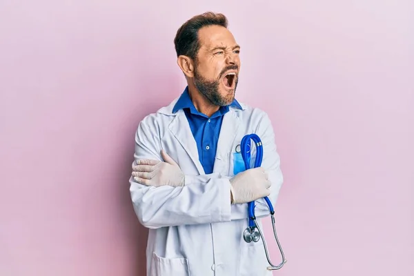 Uomo Mezza Età Indossa Uniforme Medico Arrabbiato Pazzo Urlando Frustrato — Foto Stock