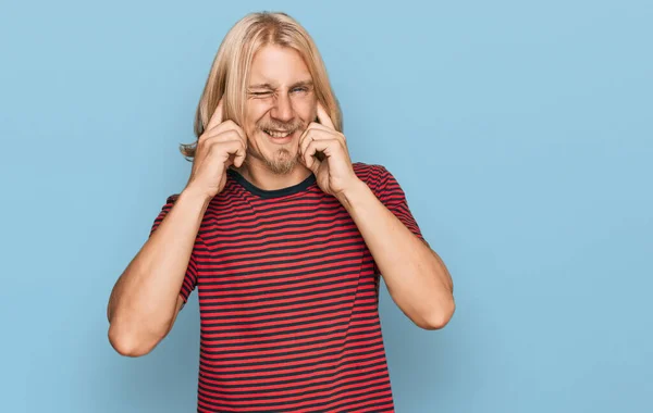 Biały Mężczyzna Blond Długimi Włosami Noszący Luźną Koszulę Paski Zakrywającą — Zdjęcie stockowe