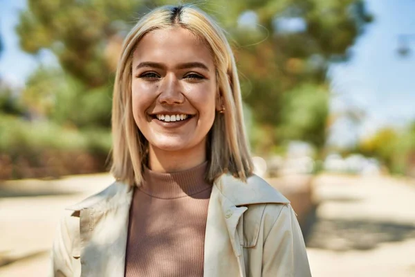 Jovem Loira Sorrindo Feliz Cidade — Fotografia de Stock