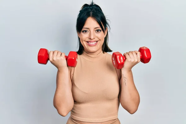 Mujer Hispana Joven Usando Ropa Deportiva Usando Pesas Sonriendo Con —  Fotos de Stock