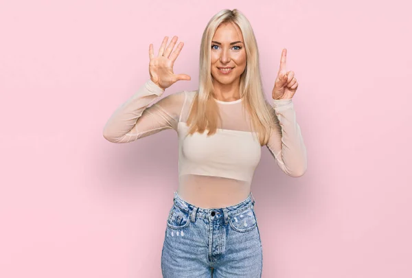 Ung Blond Kvinna Bär Casual Kläder Visar Och Pekar Upp — Stockfoto