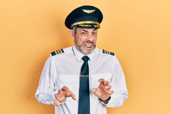 Schöner Mann Mittleren Alters Mit Grauen Haaren Trägt Flugzeugpilotenuniform Angeekelten — Stockfoto