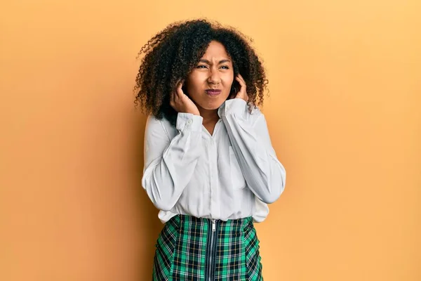 Mulher Americana Africana Bonita Com Cabelo Afro Vestindo Saia Erudito — Fotografia de Stock