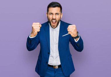 Genç İspanyol bir adam kızgın ve kızgın. Öfkeyle bağırırken yumruklarını kaldırıyor. öfke ve agresif konsept. 