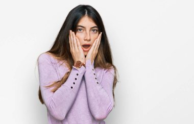 Balıkçı yaka kazak giyen genç ve güzel bir kız. Korkmuş ve şok olmuş. Şaşırmış ve hayrete düşmüş. 