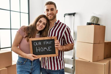 Yeni ev mesajımızla birlikte ellerinde tahtayla gülümseyen beyaz bir çift..