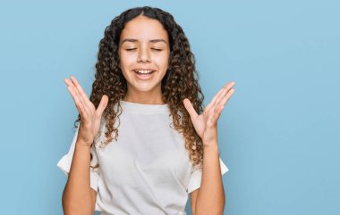 Gündelik beyaz tişört giyen genç İspanyol kız kolları havada ve gözleri kapalı heyecanla bağırarak başarının çılgınlığını ve çılgınlığını kutluyor. Kazanan konsept 