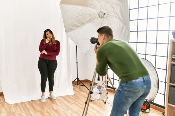 Jonge Vrouw Fotostudio Serieus Gezicht Denken Vraag Met Hand Kin — Stockfoto