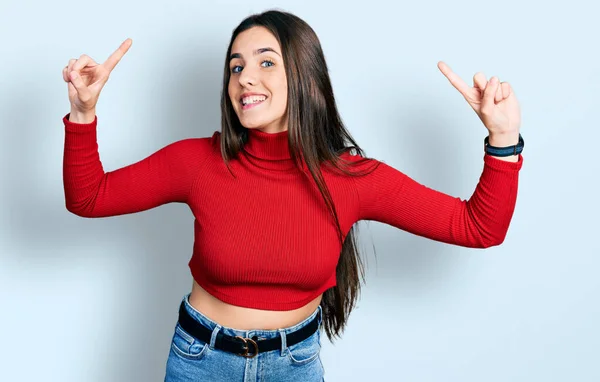 Joven Adolescente Morena Vistiendo Suéter Cuello Alto Rojo Sonriendo Asombrada —  Fotos de Stock