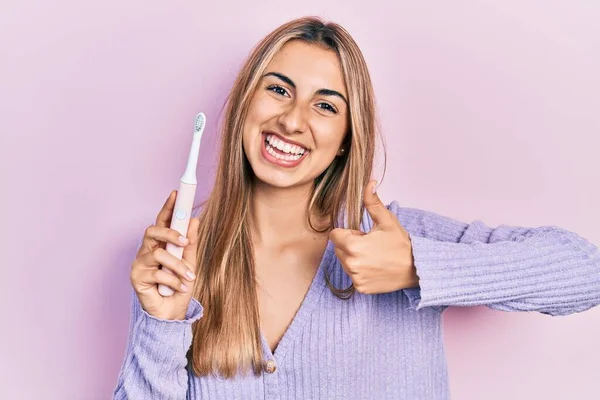 Mulher Hispânica Bonita Segurando Escova Dentes Elétrica Sorrindo Feliz Positivo — Fotografia de Stock