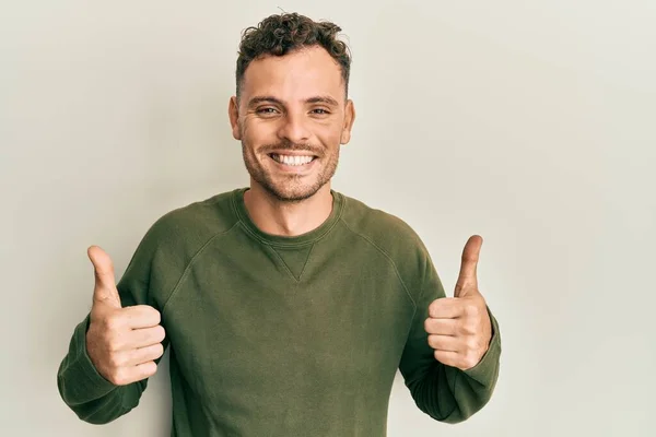 Homem Hispânico Jovem Vestindo Roupas Casuais Sinal Sucesso Fazendo Gesto — Fotografia de Stock