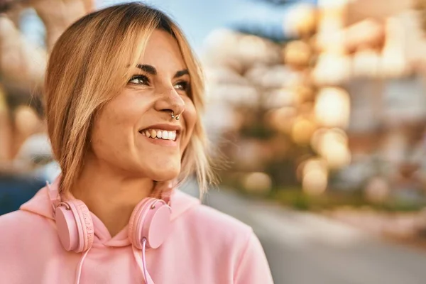 Young Blonde Sporty Girl Smiling Happy Using Headphones City — Stock Photo, Image