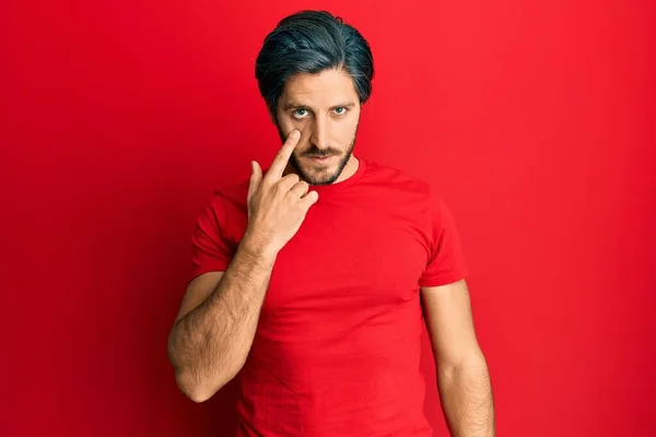 Jovem Hispânico Homem Vestindo Casual Vermelho Shirt Apontando Para Olho — Fotografia de Stock