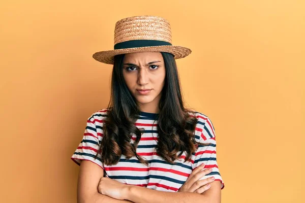 Mulher Hispânica Jovem Usando Chapéu Verão Cético Nervoso Desaprovando Expressão — Fotografia de Stock