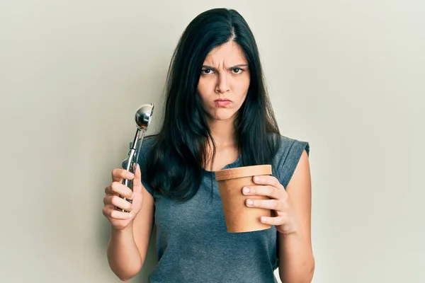 Mujer Hispana Joven Sosteniendo Helado Escéptico Nervioso Frunciendo Ceño Molesto — Foto de Stock