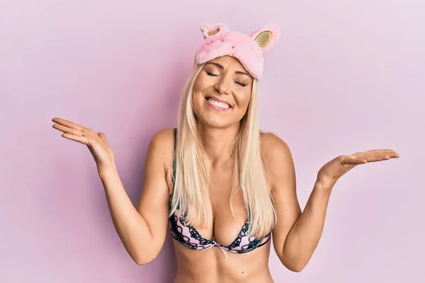 Junge Blonde Frau Dessous Und Schlafmaske Feiert Verrückt Und Verrückt — Stockfoto