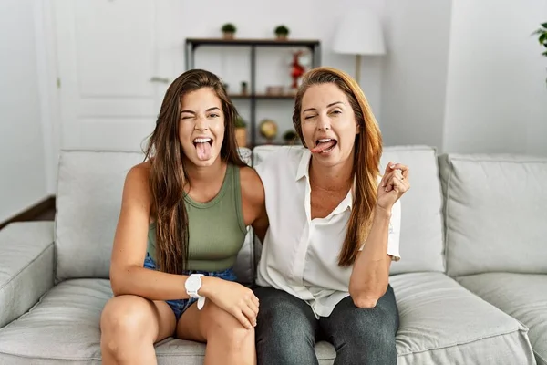 Mãe Filha Juntos Sentados Sofá Casa Colando Língua Feliz Com — Fotografia de Stock