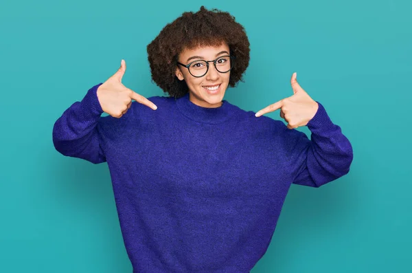 Menina Hispânica Jovem Vestindo Camisola Inverno Casual Óculos Olhando Confiante — Fotografia de Stock