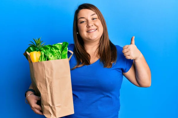 Mooie Brunette Size Vrouw Met Papieren Zak Met Boodschappen Glimlachen — Stockfoto