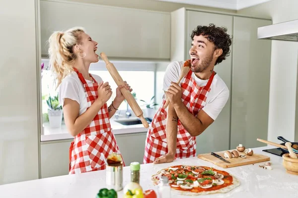 Casal Jovem Sorrindo Feliz Cantando Usando Amassadeira Colher Como Microfone — Fotografia de Stock