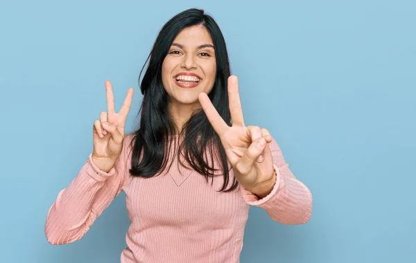 Mujer Hispana Joven Con Ropa Casual Sonriendo Mirando Cámara Mostrando —  Fotos de Stock