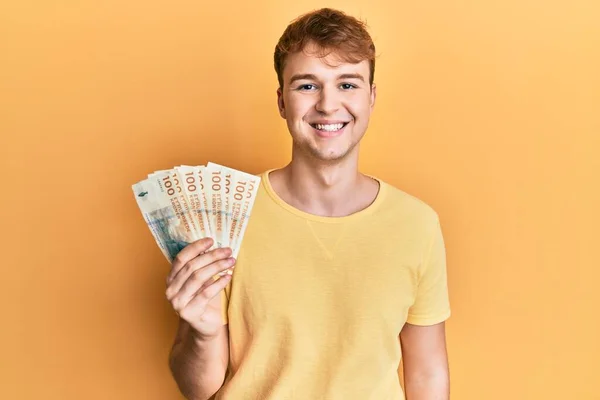 Jonge Blanke Man Met 100 Deense Kroon Bankbiljetten Die Positief — Stockfoto