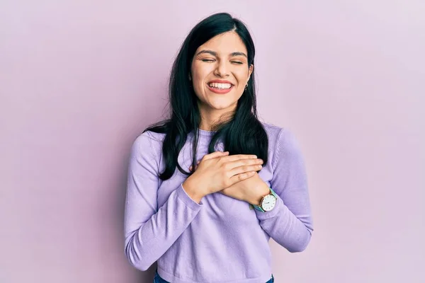 Νεαρή Ισπανίδα Που Φοράει Καθημερινά Ρούχα Χαμογελώντας Χέρια Στο Στήθος — Φωτογραφία Αρχείου