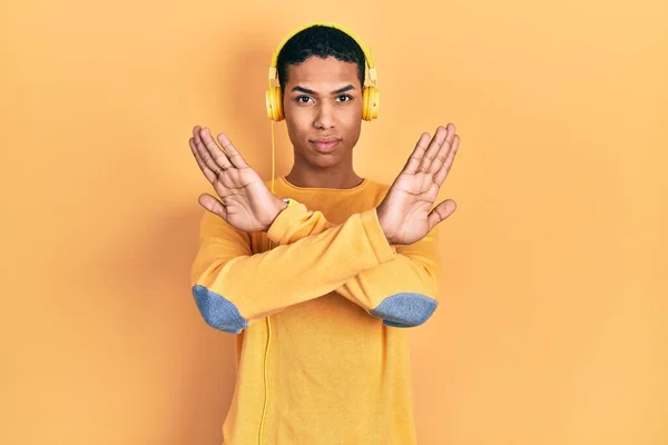 Junger Afrikanisch Amerikanischer Typ Der Musik Über Kopfhörer Hört Lehnt — Stockfoto
