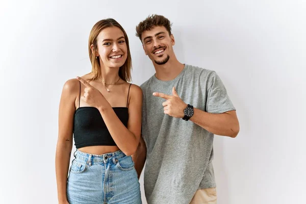 Jovem Casal Bonito Juntos Sobre Fundo Isolado Alegre Com Sorriso — Fotografia de Stock