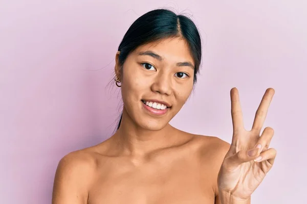 Jonge Chinese Vrouw Die Topless Staat Huid Laat Zien Glimlachend — Stockfoto