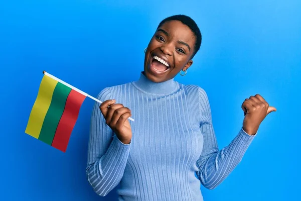 Jovem Afro Americana Segurando Bandeira Lithuania Apontando Polegar Até Lado — Fotografia de Stock