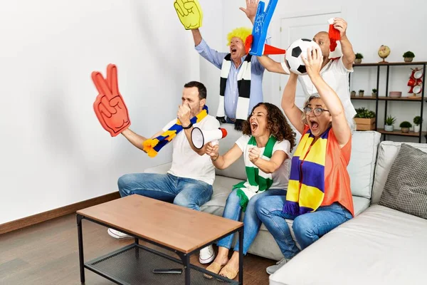 Grupo Amigos Meia Idade Assistindo Apoiando Jogo Futebol Casa — Fotografia de Stock