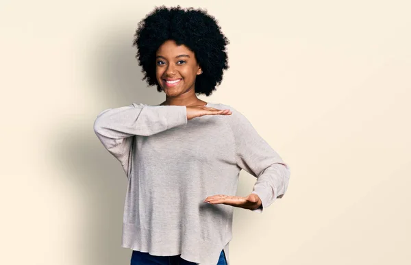 Jovem Afro Americana Vestindo Roupas Casuais Gesticulando Com Mãos Mostrando — Fotografia de Stock