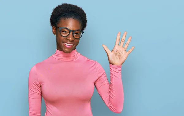 Jovem Afro Americana Vestindo Roupas Casuais Óculos Mostrando Apontando Para — Fotografia de Stock