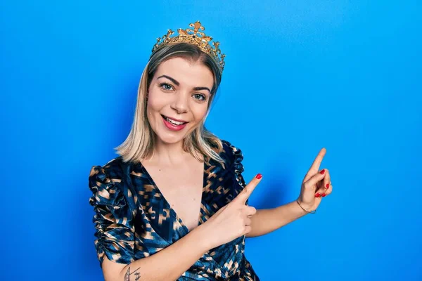 Mulher Branca Bonita Vestindo Coroa Princesa Sorrindo Olhando Para Câmera — Fotografia de Stock