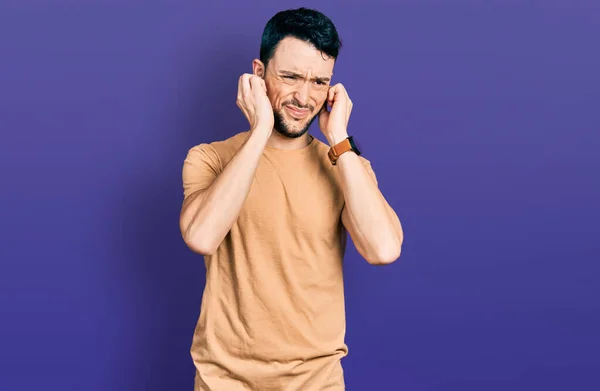 Hispanischer Mann Mit Bart Lässigem Shirt Der Die Ohren Mit — Stockfoto