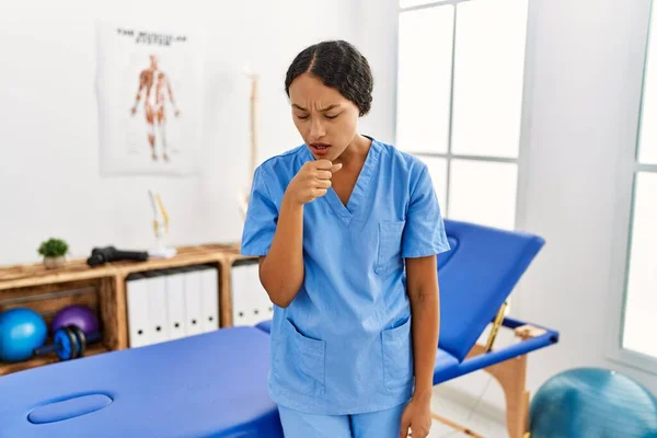 Vacker Latinamerikansk Sjukgymnast Kvinna Smärta Återhämtning Klinik Känner Obehag Och — Stockfoto
