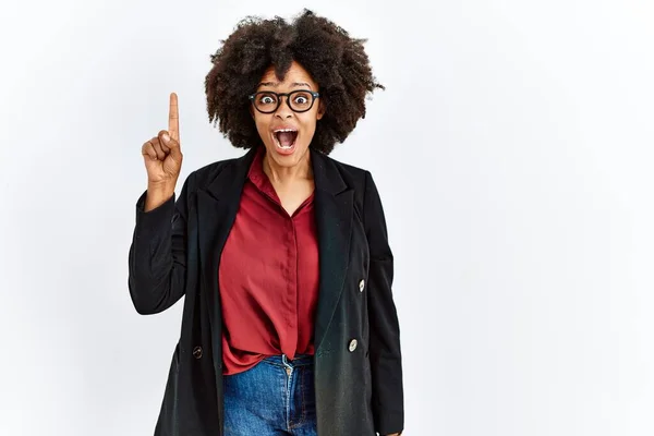 Африканская Американка Афроволосами Деловой Куртке Очках Указывающая Пальцем Успешную Идею — стоковое фото