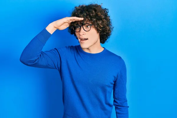 Guapo Joven Con Ropa Casual Gafas Muy Feliz Sonriente Mirando — Foto de Stock