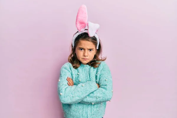Kleine Schöne Mädchen Mit Niedlichen Osterhasenohren Skeptisch Und Nervös Missbilligenden — Stockfoto