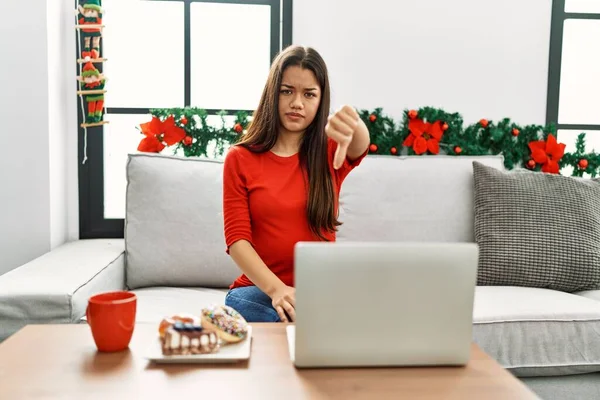 Mulher Morena Jovem Usando Laptop Sentado Sofá Natal Olhando Infeliz — Fotografia de Stock