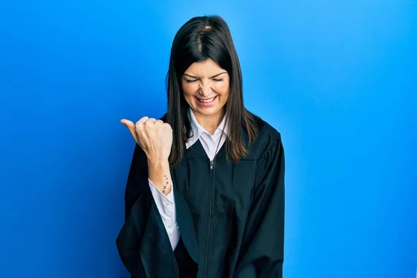 Mujer Hispana Joven Vistiendo Uniforme Juez Enojado Loco Levantando Puño —  Fotos de Stock