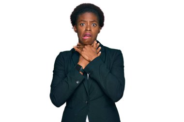 İş kıyafetleri giymiş genç Afro-Amerikalı kız boğularak öldü diye bağırıyor. Sağlık problemi. Boğulma ve intihar konsepti. 