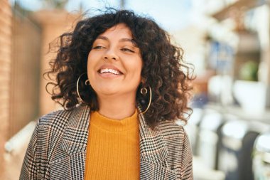 Genç İspanyol iş kadını şehirde mutlu mesut ayakta duruyor..