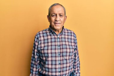 Yakışıklı, gri saçlı, sıradan tişörtlü, yüzünde mutlu ve havalı bir gülümseme olan son sınıf öğrencisi. şanslı kişi. 